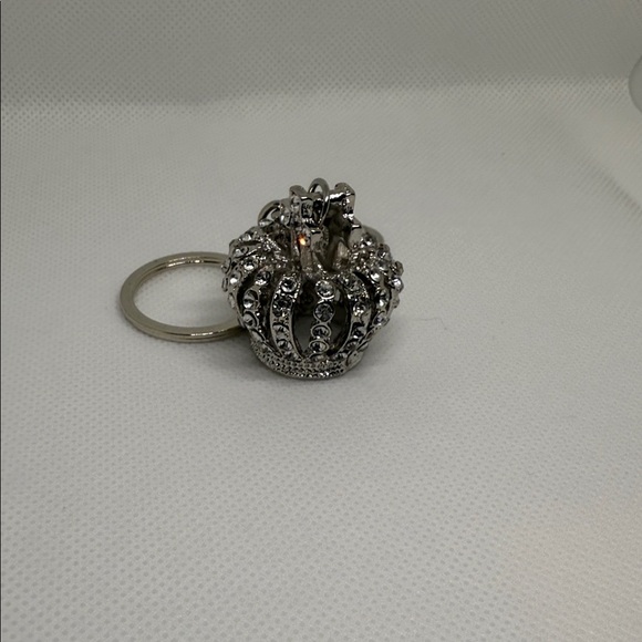 Elegant Silver Crown Keychain - Picture 2 of 4